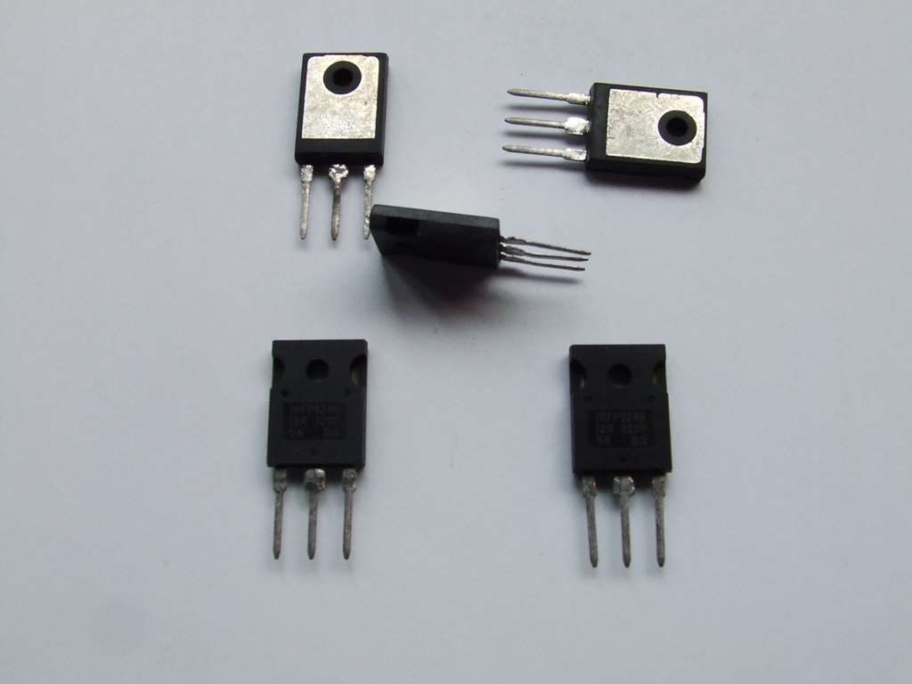 IRFP 9240 TRANSISTOR MOSFET 5 PEZZI - Clicca l'immagine per chiudere