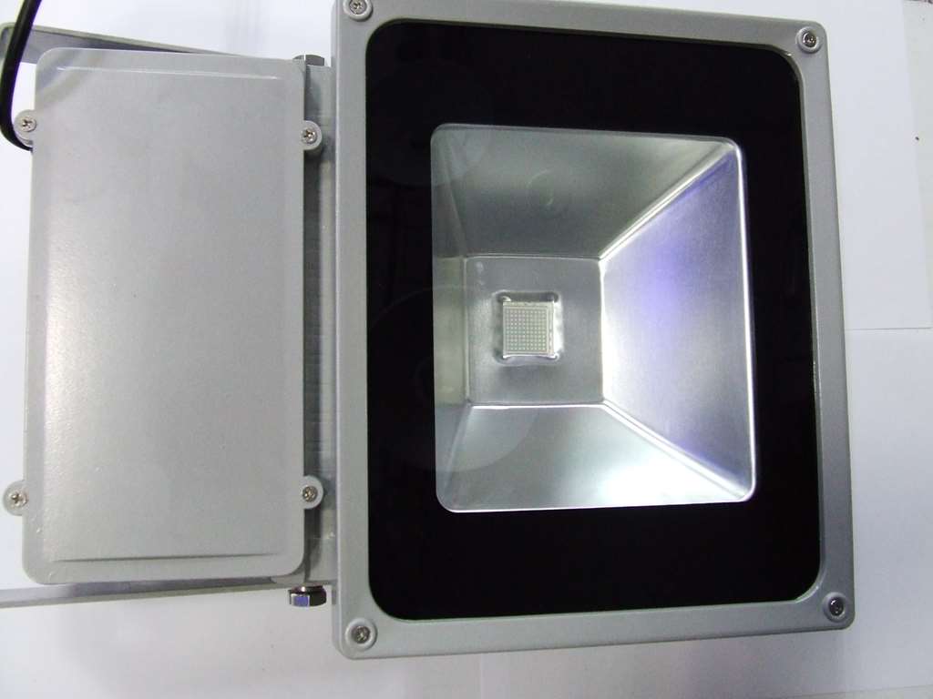 FARO UV TECNOLOGIA LED IP 65 100W 220V 395 NANOMETRO