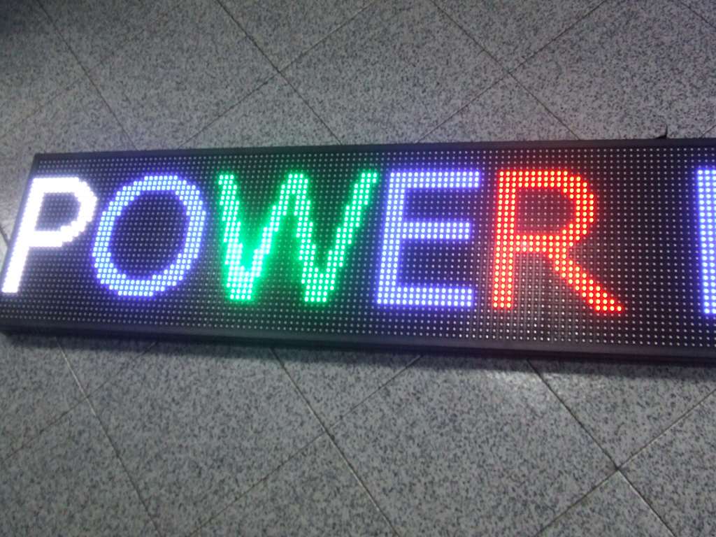 SCRITTA SCORREVOLE A TECNOLOGIA LED RGB DA INTERNO 1MT X 20 CM SCRITTA SCORREVOLE A TECNOLOGIA LED RGB DA INTERNO 1MT X 20 CM