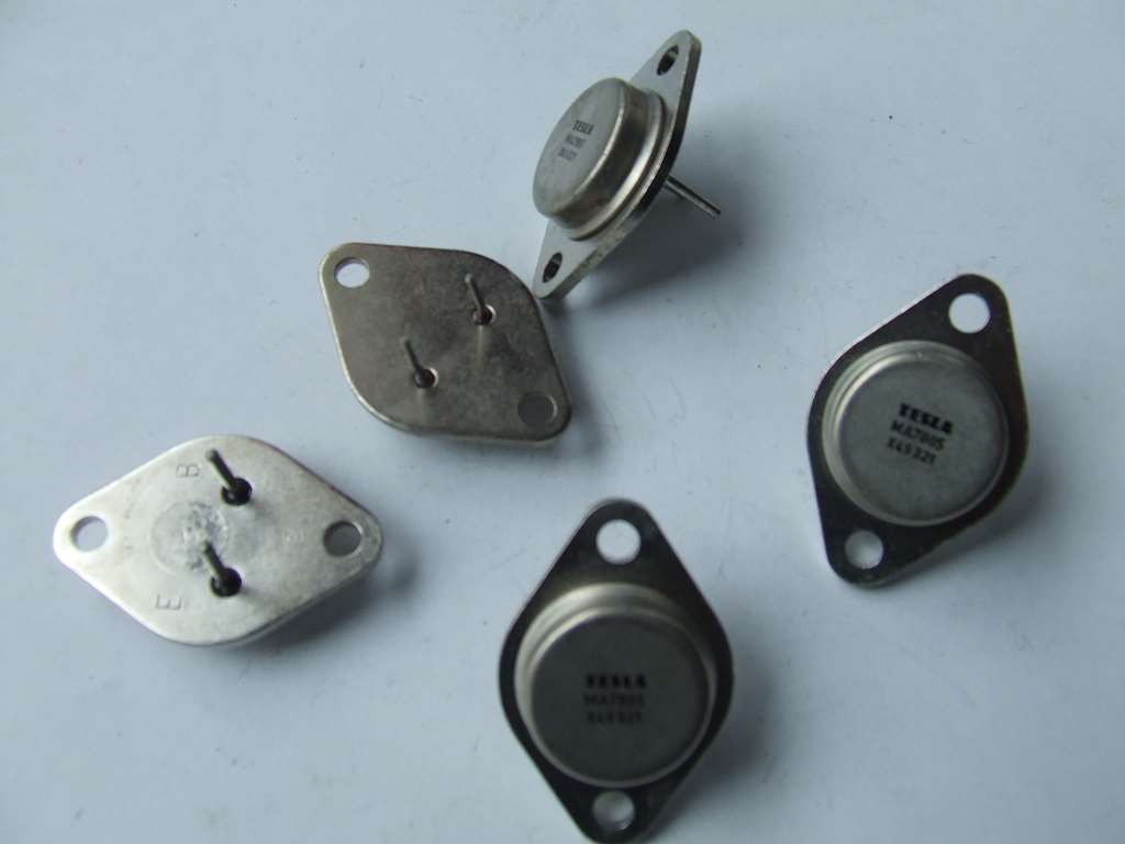 7805 REGOLATORE DI TENSIONE 5 VOLT 1 AMPERE METALLICO TO3 7805 REGOLATORE DI TENSIONE 5 VOLT 1 AMPERE METALLICO TO3