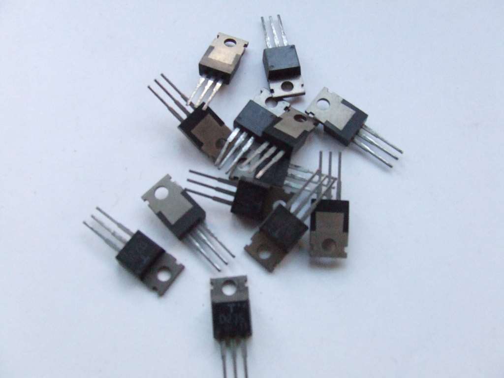 2SD 235 TRANSISTOR ORIGINALE TOSHIBA 2SD235