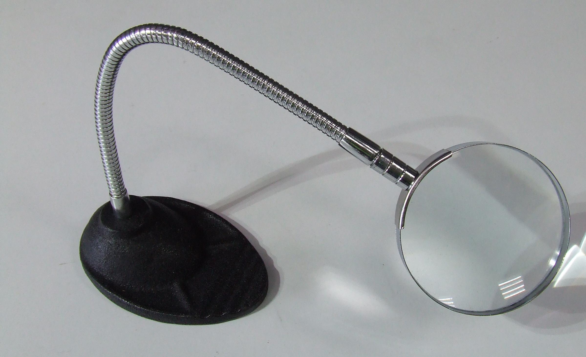 MAGNIFYING TABLE WITH FLEXIBLE ARM