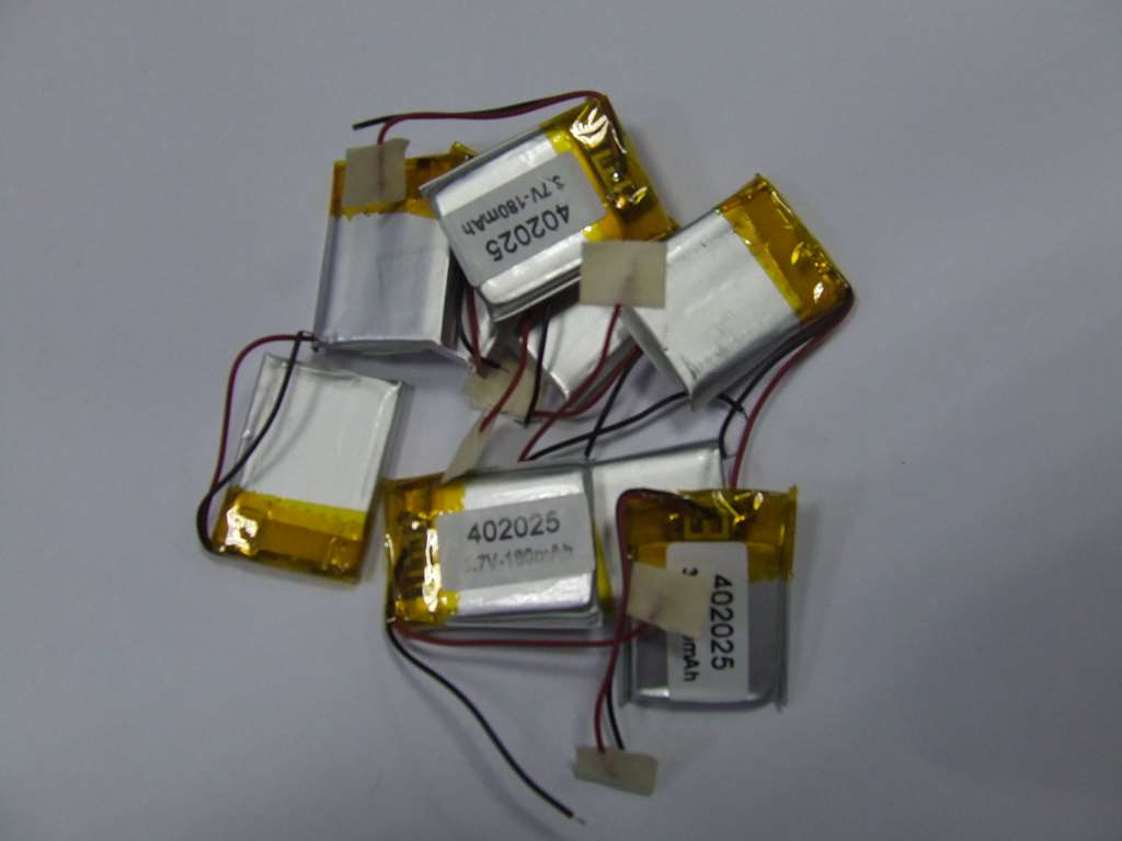 BATTERIA AI POLIMERI DI LITIO 25 X 20 X 4 MM 3,7 V 180 MAH - Clicca l'immagine per chiudere