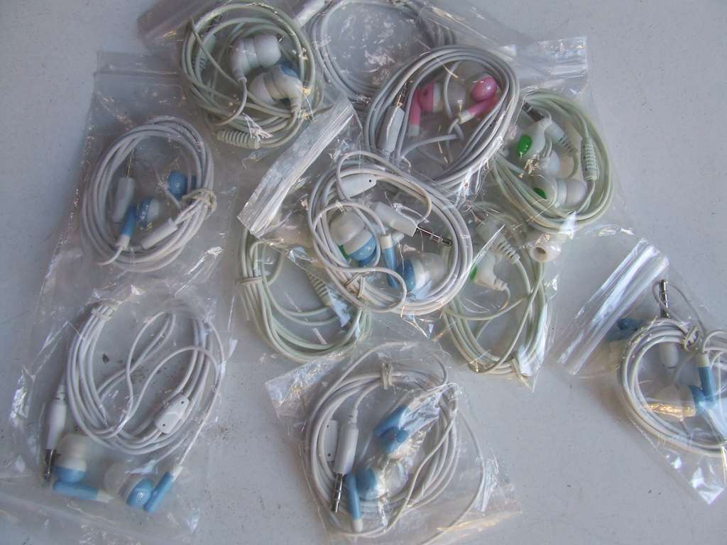 AURICOLARE MINI CUFFIA STEREO SPINA 3,5 MM COLORE BIANCO AURICOLARE MINI CUFFIA STEREO SPINA 3,5 MM COLORE BIANCO