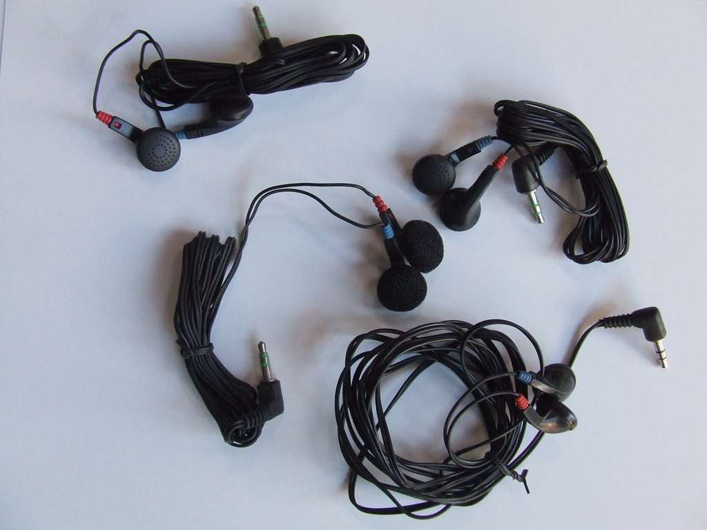 AURICOLARE MINI CUFFIA STEREO SPINA 3,5 MM CAVO LUNGO 1,8 MT AURICOLARE MINI CUFFIA STEREO SPINA 3,5 MM CAVO LUNGO 1,8 MT