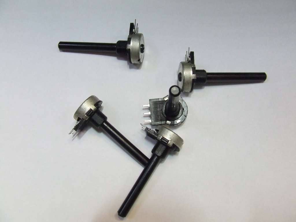 POTENZIOMETRO DA PANNELLO CON INTEERUTTORE 470 OHM A 5 PZ POTENZIOMETRO DA PANNELLO CON INTEERUTTORE 470 OHM A 5 PZ