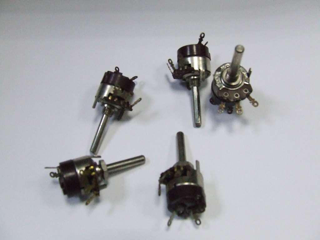 POTENZIOMETRO CON INTERRUTTORE ALBERINO 4 MM 1 MOHM B KIT 5 PZ POTENZIOMETRO CON INTERRUTTORE ALBERINO 4 MM 1 MOHM B KIT 5 PZ