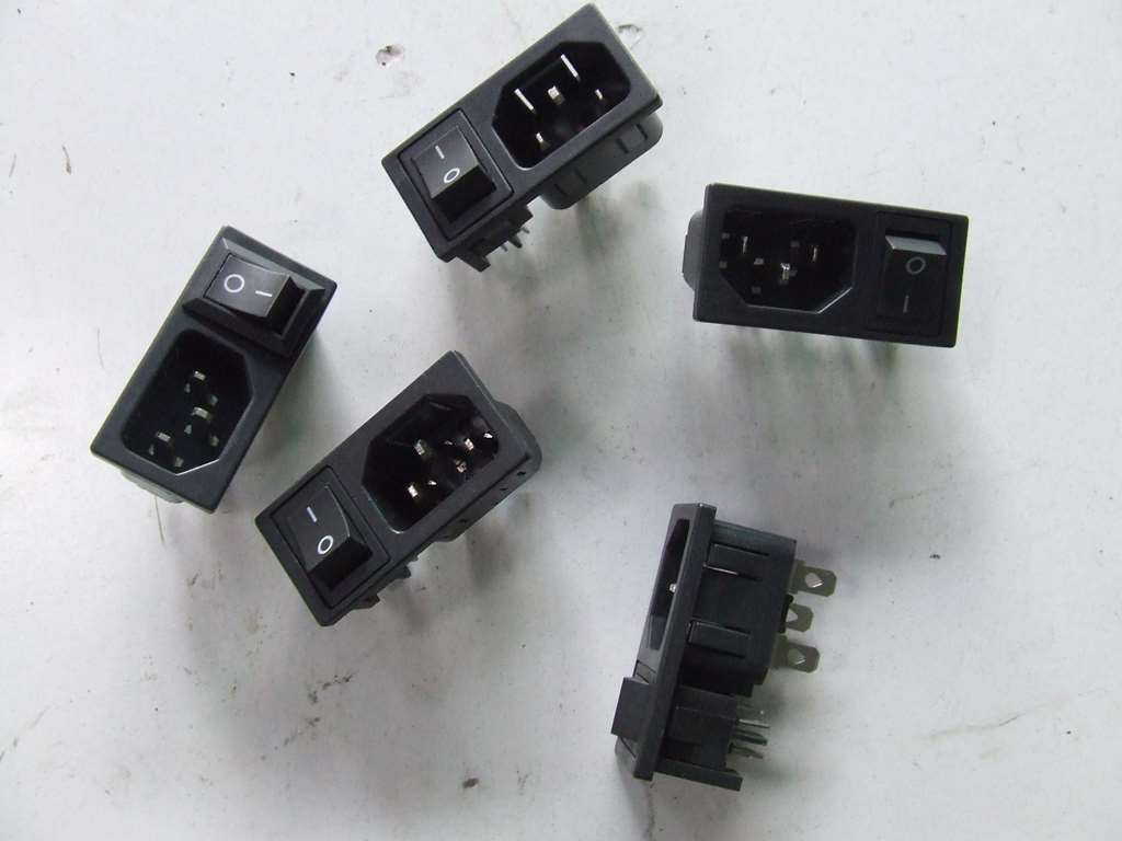 SPINA DA PANNELLO VDE CON INTERRUTTORE KIT 5 PEZZI SPINA DA PANNELLO VDE CON INTERRUTTORE KIT 5 PEZZI