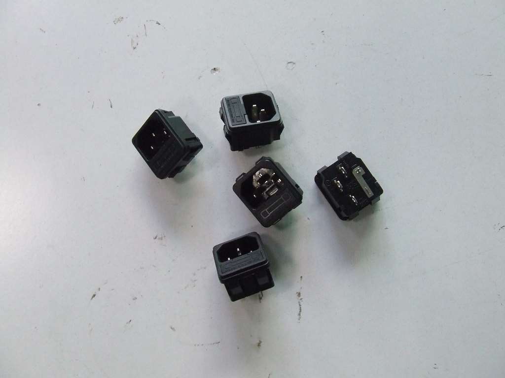 SPINA DA PANNELLO VDE CON PORTAFUSIBILE KIT 5 PEZZI SPINA DA PANNELLO VDE CON PORTAFUSIBILE KIT 5 PEZZI