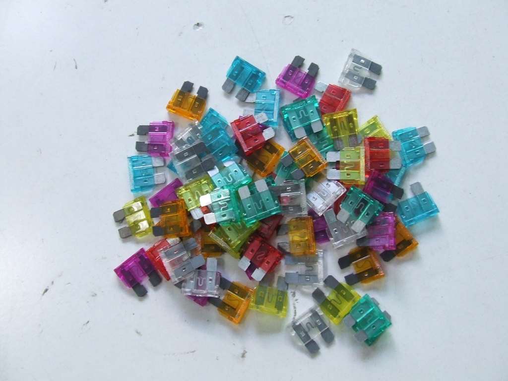 FUSIBILE A LAMA INTERASSE 10 MM KIT 70 PEZZI 7 VALORI FUSIBILE A LAMA INTERASSE 10 MM KIT 70 PEZZI 7 VALORI