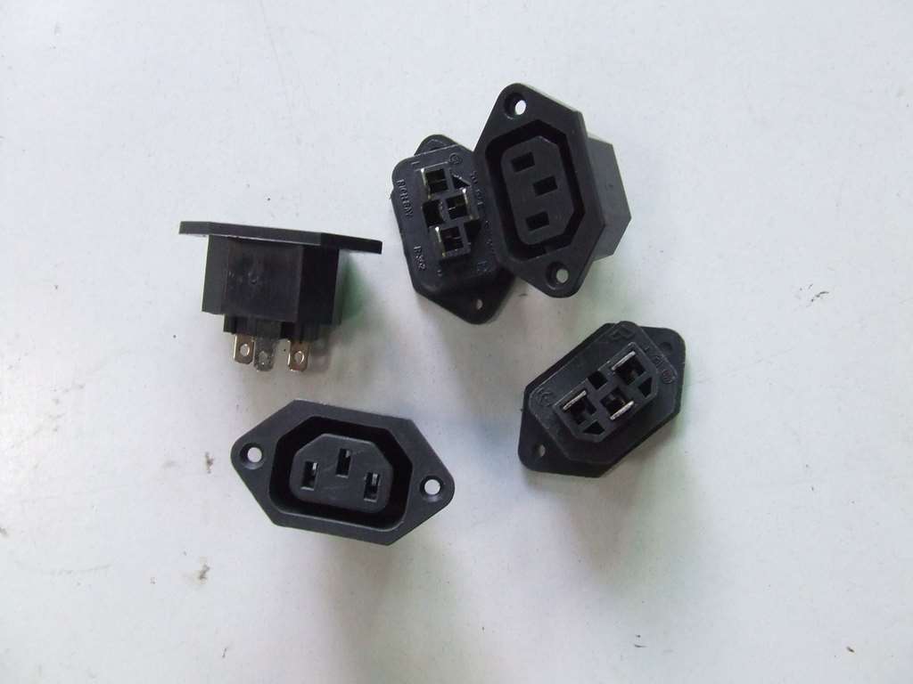 PRESA DA PANNELLO VDE ANCORAGGIO A VITE KIT 5 PEZZI PRESA DA PANNELLO VDE ANCORAGGIO A VITE KIT 5 PEZZI