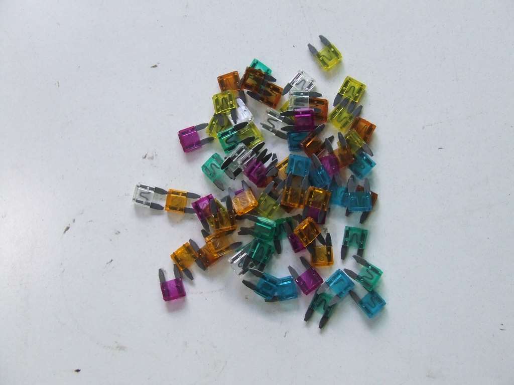 FUSIBILE A LAMA INTERASSE 7 MM KIT 70 PEZZI 7 VALORI FUSIBILE A LAMA INTERASSE 7 MM KIT 70 PEZZI 7 VALORI