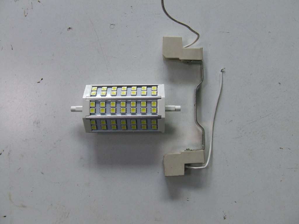 LAMPADA A LED R7S 10 WATT CON PORTALAMPADA 4500 KELVIN 22OV LAMPADA A LED R7S 10 WATT CON PORTALAMPADA 4500 KELVIN 22OV