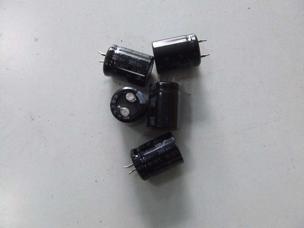 CONDENSATORE ELETTROLITICO 100MF 385V KIT 7 PEZZI CONDENSATORE ELETTROLITICO 100MF 385V KIT 7 PEZZI
