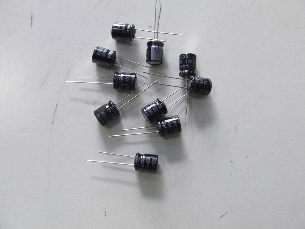 CONDENSATORE ELETTROLITICO 22MF 100V KIT 30 PEZZI CONDENSATORE ELETTROLITICO 22MF 100V KIT 30 PEZZI