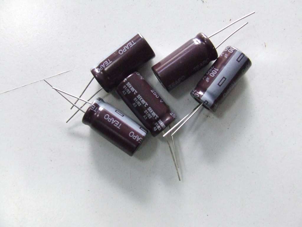 CONDENSATORE ELETTROLITICO 100MF 250V KIT 10 PEZZI CONDENSATORE ELETTROLITICO 100MF 250V KIT 10 PEZZI