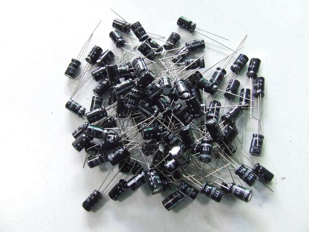 CONDENSATORE ELETTROLITICO 100MF 10V KIT 25 PEZZI CONDENSATORE ELETTROLITICO 100MF 10V KIT 25 PEZZI