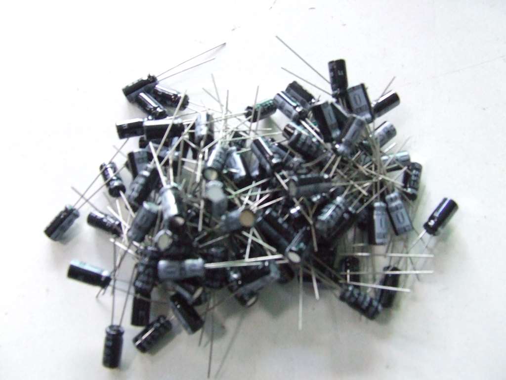 CONDENSATORE ELETTROLITICO 3,3MF 100V KIT 25 PEZZI CONDENSATORE ELETTROLITICO 3,3MF 100V KIT 25 PEZZI
