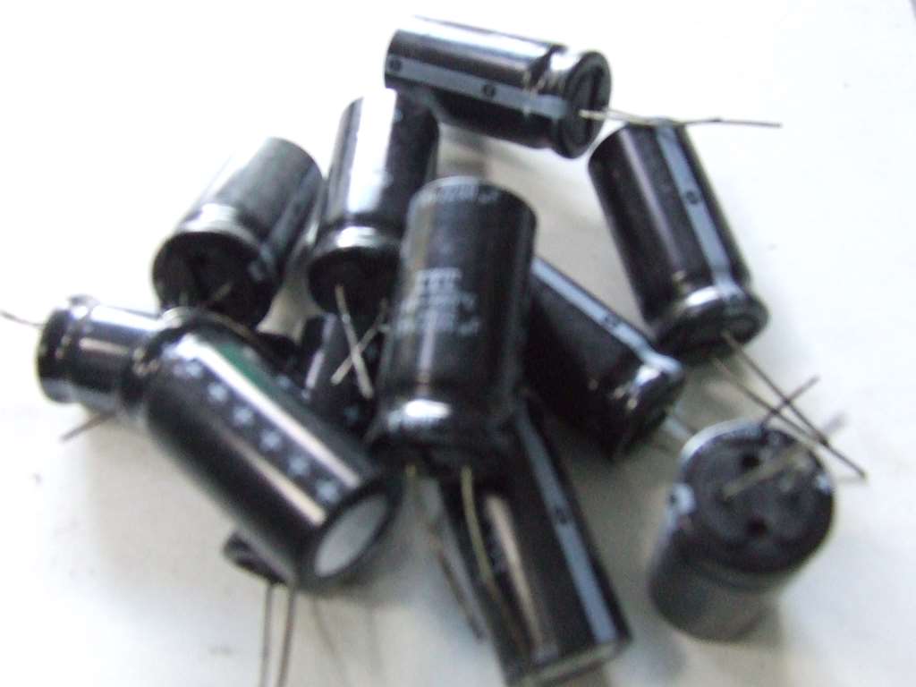 CONDENSATORE ELETTROLITICO 1000MF 16V KIT 15 PEZZI CONDENSATORE ELETTROLITICO 1000MF 16V KIT 15 PEZZI