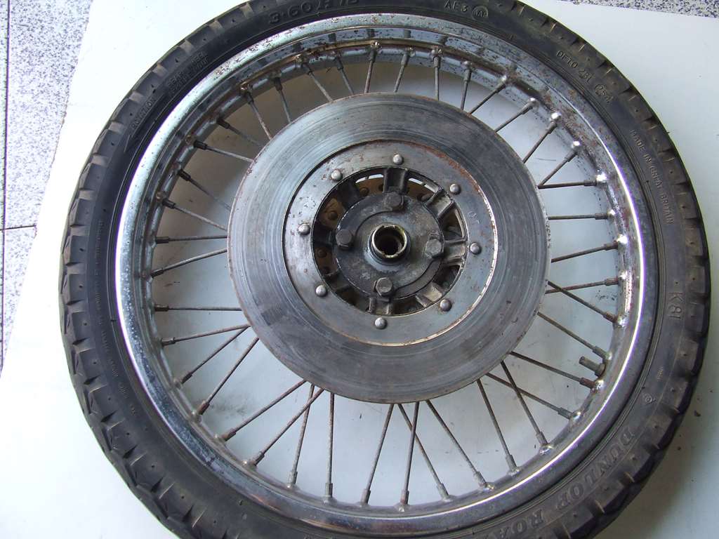 KAWASAKI 2 TEMPI 400 O 500 CC PRIMA SERIE RUOTA ANTERIORE USATO KAWASAKI 2 TEMPI 400 O 500 CC PRIMA SERIE RUOTA ANTERIORE USATO