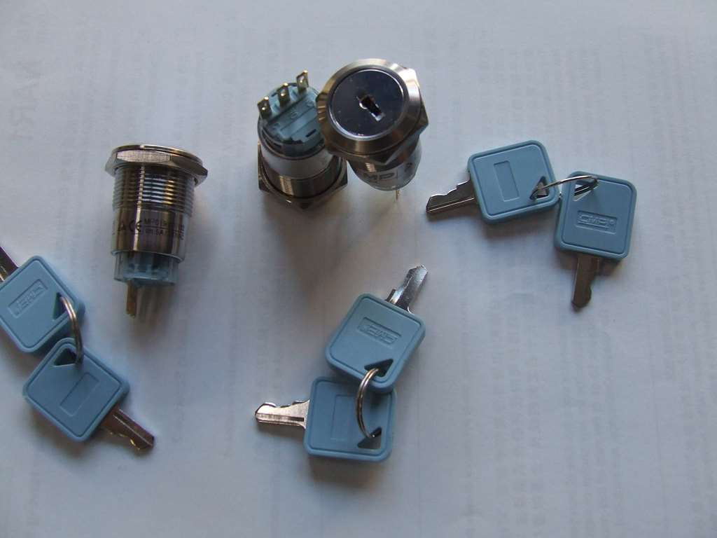 INTERRUTTORE A CHIAVE PROFESSIONALE DA PANNELLO FORO 19 MM INTERRUTTORE A CHIAVE PROFESSIONALE DA PANNELLO FORO 19 MM